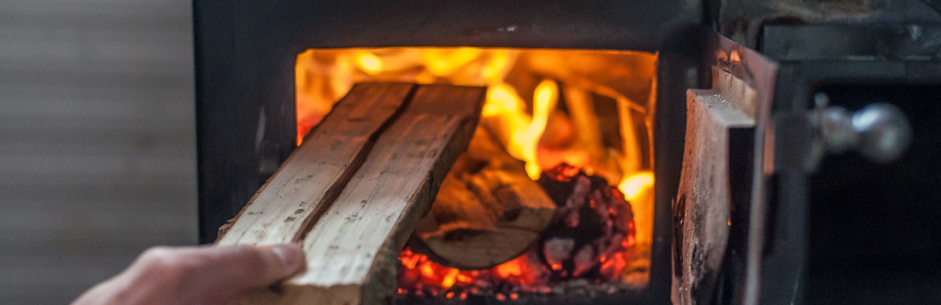 Alimentation d'un poêle à bois en fonctionnement