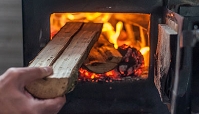 Alimentation d'un poêle à bois en fonctionnement